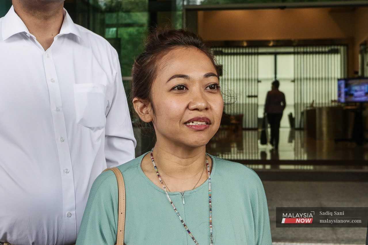 Halimah Nasoha bercakap kepada wartawan selepas memberi keterangan berhubung dakwaan catatan yang dibuat pada akaun media sosialnya di ibu pejabat SKMM di Cyberjaya, 18 Mei.