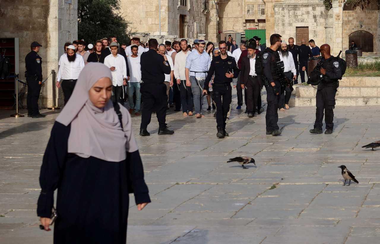 Israeli police stand guard as visitors tour the Al Aqsa compound, known to Jews as Temple Mount, amid tensions ahead of the annual flag march which marks Jerusalem Day, May 18. Photo: Reuters