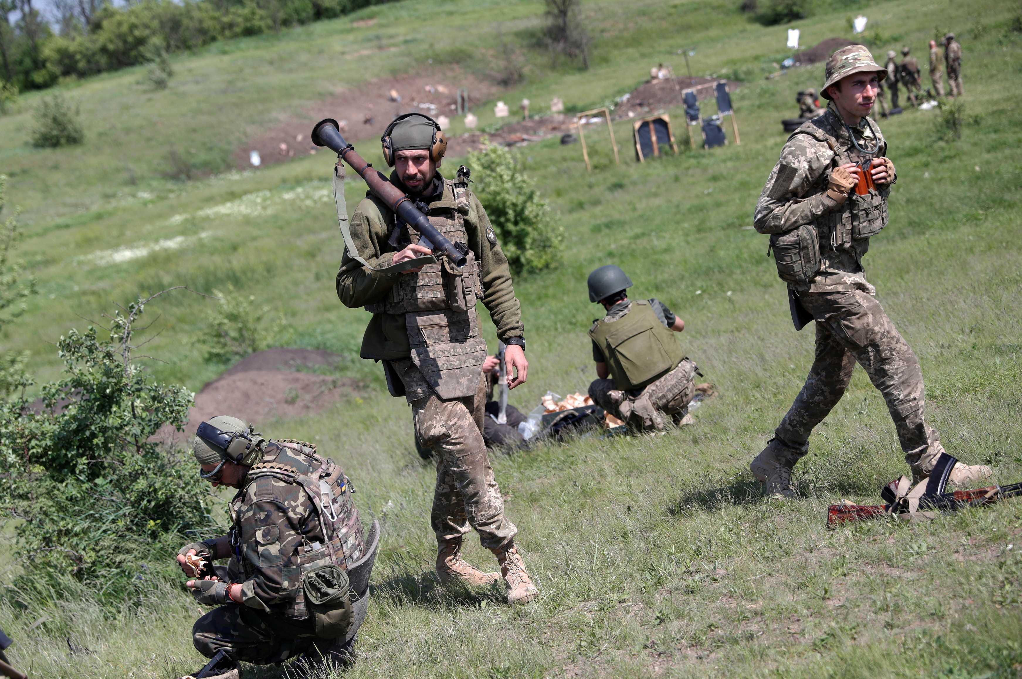 Ukrainian servicemen of the 128th territorial defence brigade attend a military training, amid Russia's attack on Ukraine, in Donetsk region, Ukraine, May 18. Photo: Reuters