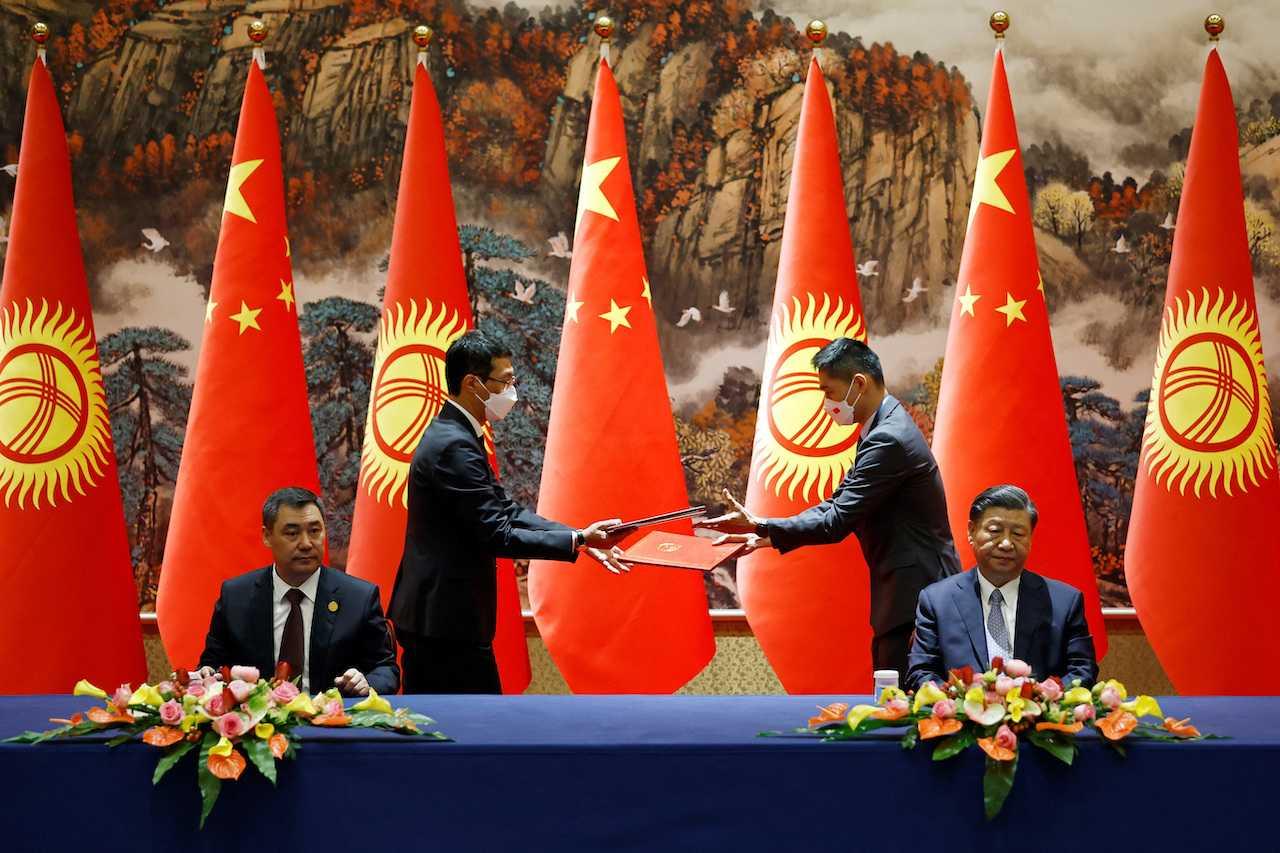 Chinese President Xi Jinping and Kyrgyzstan's President Sadyr Japarov attend a signing ceremony, ahead of the China-Central Asia Summit in Xian, Shaanxi province, China, May 18. Photo: Reuters