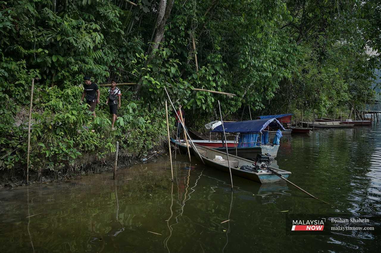 Ramai penduduk kampung bekerja sebagai nelayan, mencari rezeki daripada ikan air tawar yang ditangkap di sungai dan tasik.