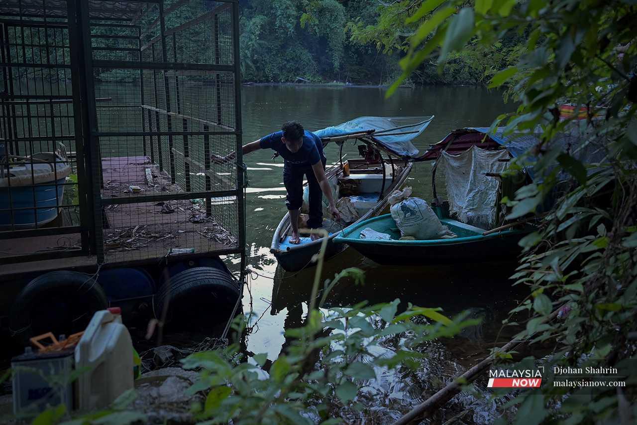 Mereka meletakkan peralatan memancing dengan berhati-hati kerana tidak mempunyai jeti yang sesuai untuk menambat bot.