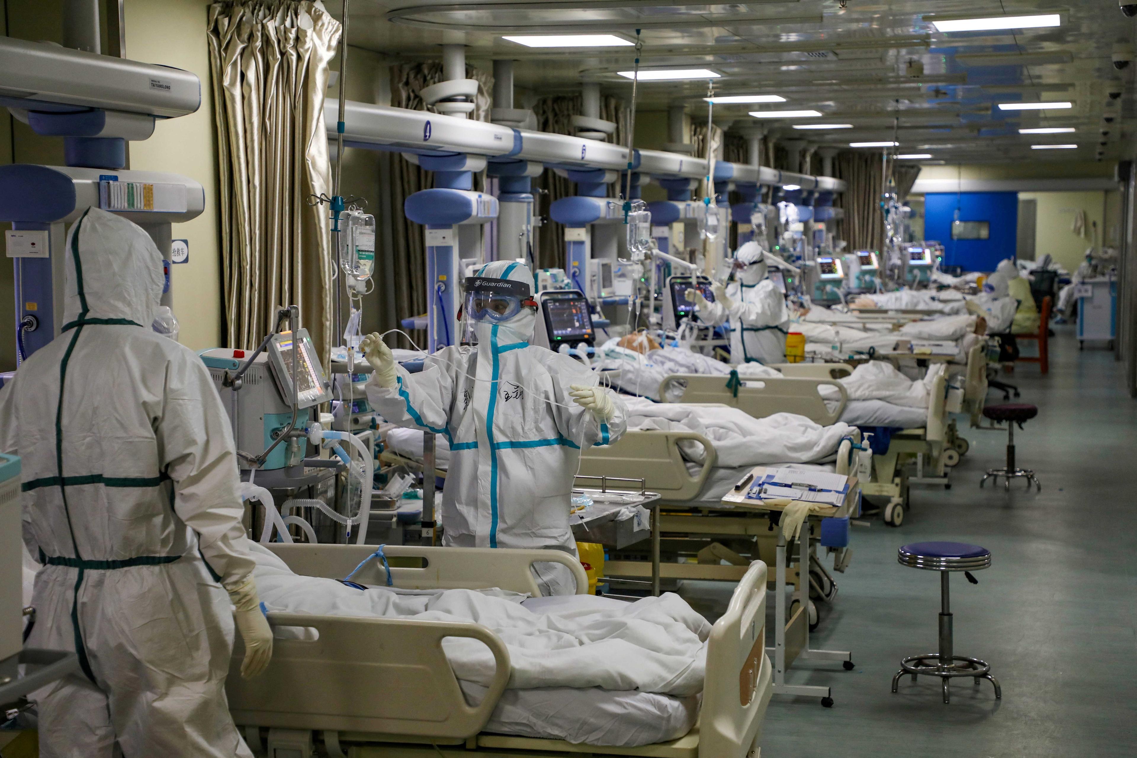 Pengamal perubatan memakai sut pelindung diri lengkap ketika berada di Unit Rawatan Rapi (ICU) yang dikhususkan kepada pesakit Covd-19 di sebuah hospital di Wuhan, China, 6 Februari 2020. Gambar: Reuters