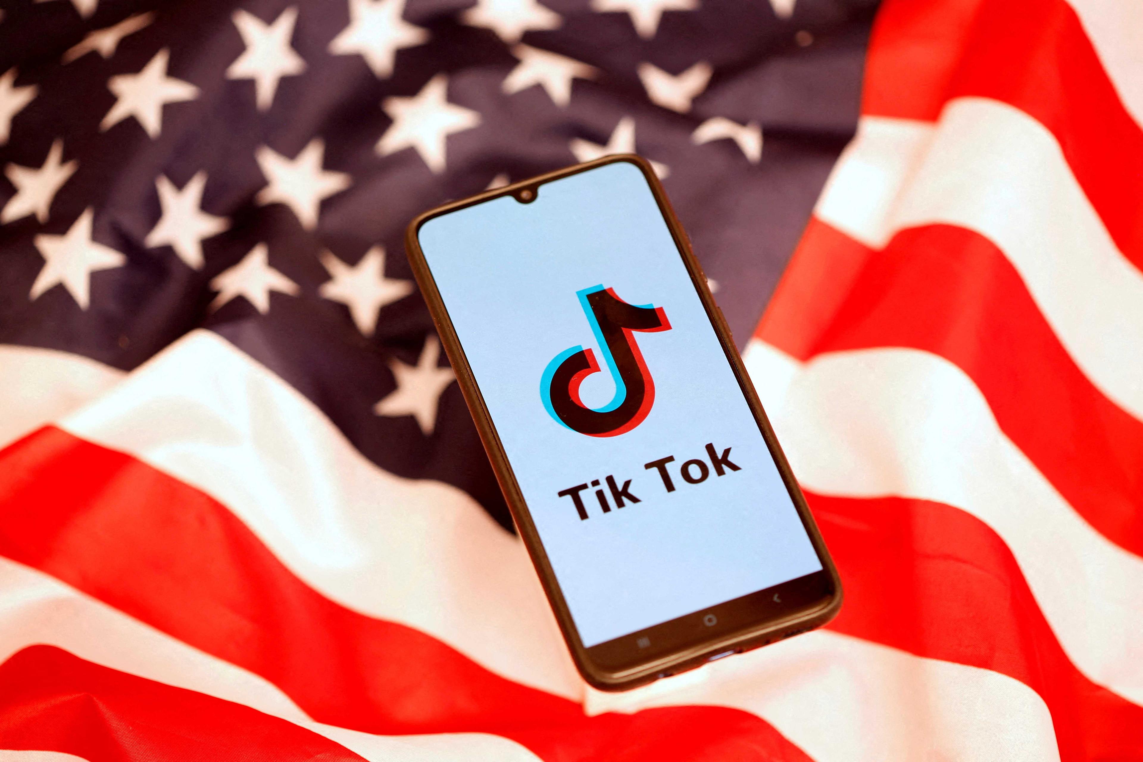 Logo TikTok dipaparkan pada telefon pintar sambil diletakkan di atas bendera AS dalam gambar ilustrasi yang diambil pada 8 November 2019. Gambar: Reuters
