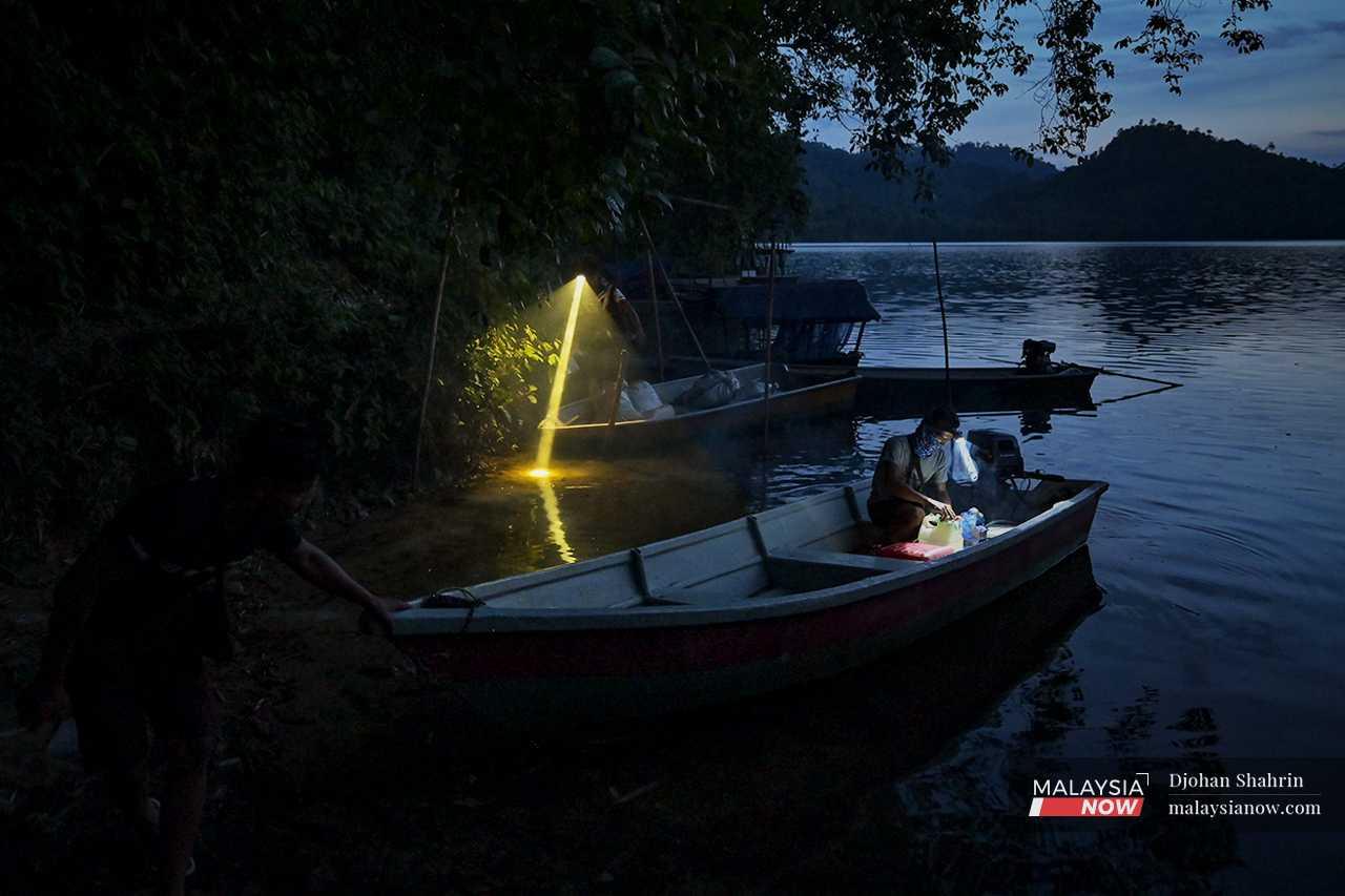 Tidak seperti kebanyakan nelayan, mereka keluar pada waktu malam, menggunakan lampu yang dipasang pada bot untuk menarik perhatian ikan.