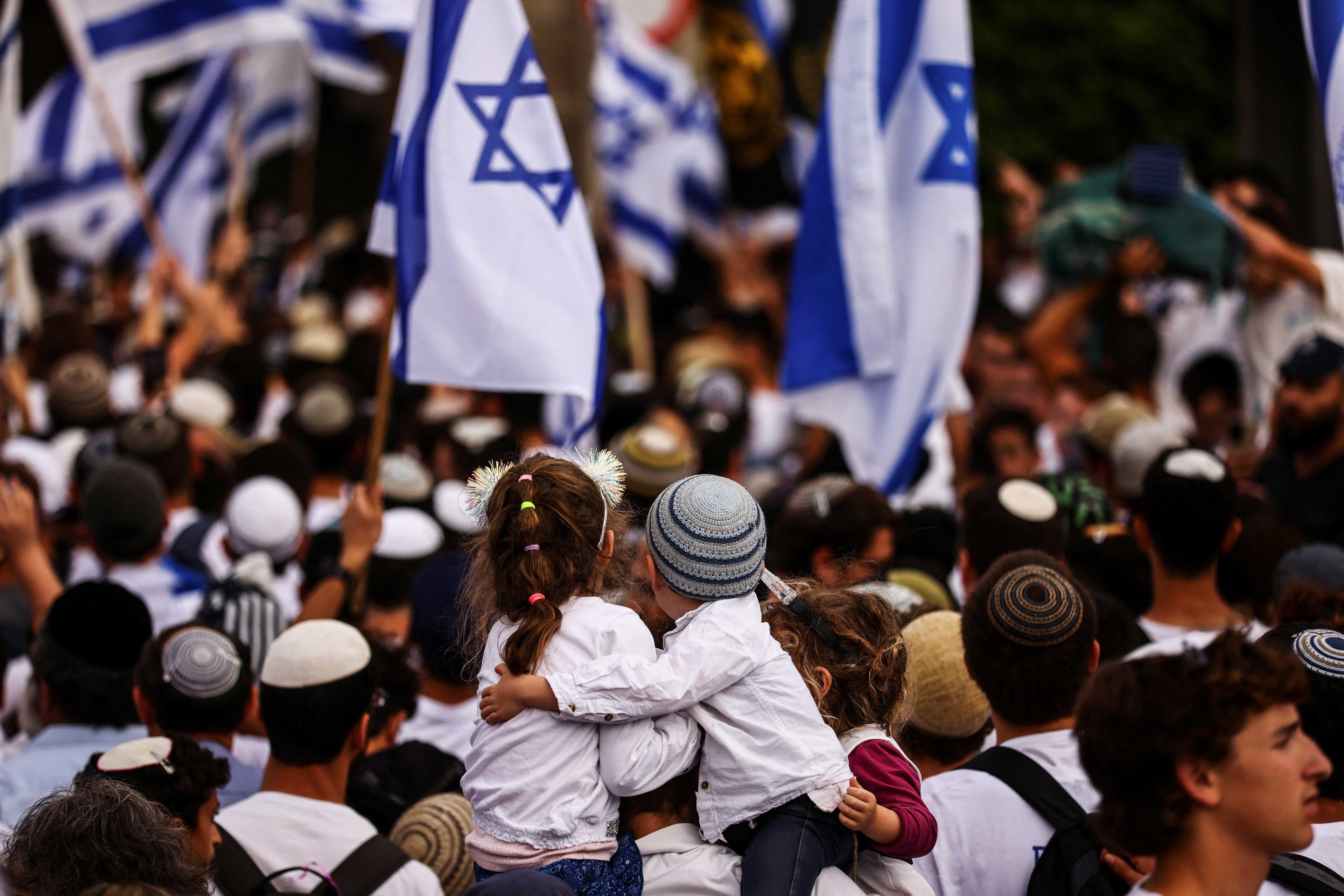 Masyarakat Israel berkumpul di pintu gerbang Damsyik ke kota Lama Baitulmaqdis sewaktu mereka berarak bagi memperingati ‘Penyatuan Baitulmaqdis’, 18 Mei. Gambar: Reuters