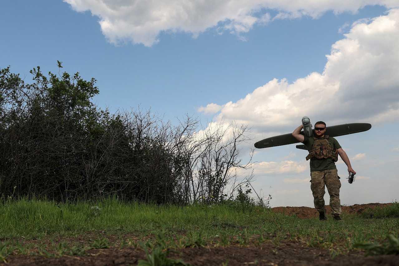 A Ukrainian serviceman carries a reconnaissance unmanned aerial device during a training session, amid Russia's attack on Ukraine, near the city of Kostiantynivka, Donetsk region, May 19. Photo: Reuters