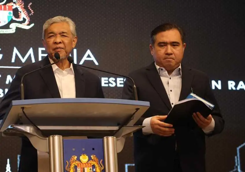 Presiden Umno Ahmad Zahid Hamidi (kiri) dan Setiausaha Agung DAP Anthony Loke. Gambar: Facebook