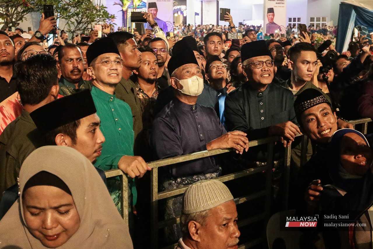 Pengerusi Perikatan Nasional Selangor Mohamed Azmin Ali bersama Muhyiddin Yassin hadir pada Majlis Rumah Terbuka di Shah Alam, 21 Mei.