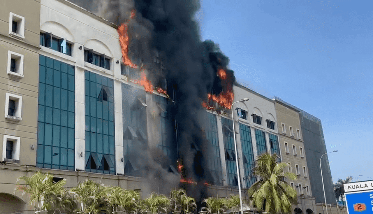 Tangkap layar video yang dimuat naik oleh orang awam di media sosial menunjukkan api sedang marak di bahagian depan bangunan lama Kumpulan Wang Simpanan Pekerja cawangan Jalan Gasing.