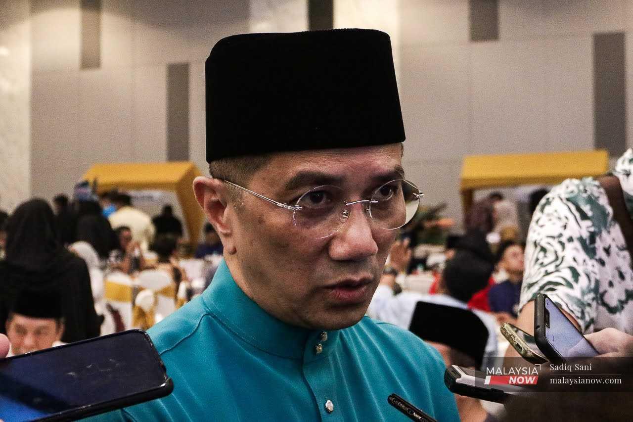Pengerusi Perikatan Nasional Selangor Mohamed Azmin Ali bercakap kepada pemberita semasa Majlis Rumah Terbuka Perikatan Nasional di Shah Alam, 21 Mei.