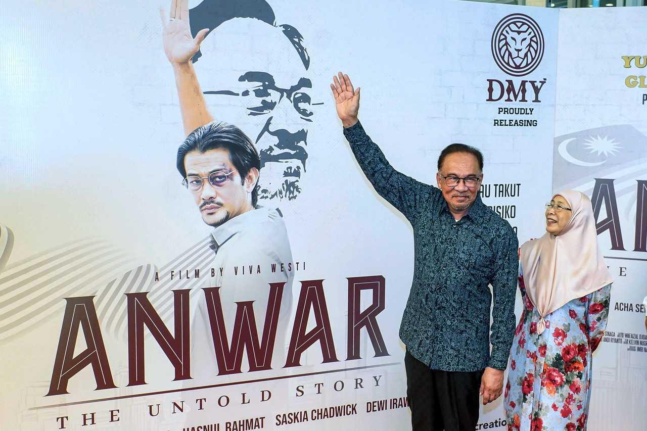 Perdana Menteri Anwar Ibrahim bersama isteri, Dr Wan Azizah Wan Ismail pada tayangan perdana 'Anwar: The Untold Story' di Kuala Lumpur, 8 Mei. Gambar: Bernama