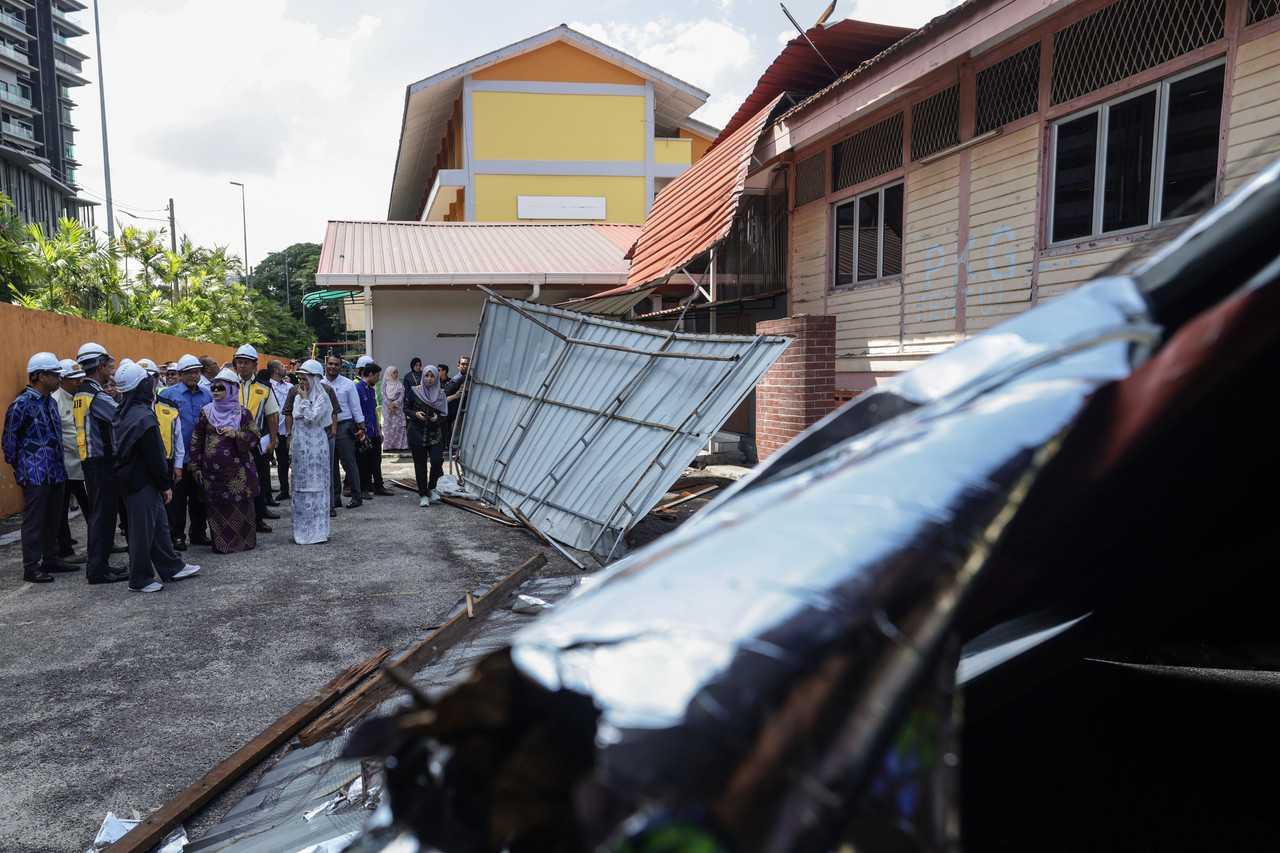 Menteri Kerja Raya Alexander Nanta Linggi dan Menteri Pendidikan Fadhlina Sidek meninjau kerosakan di Sekolah Kebangsaan Setapak akibat ribut Jumaat lalu. Gambar: Bernama