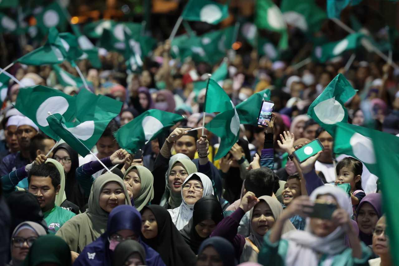 Observers see recent attempts at reconciliation with PAS as a sign of shrinking Malay support for Anwar Ibrahim's government. Photo: Bernama