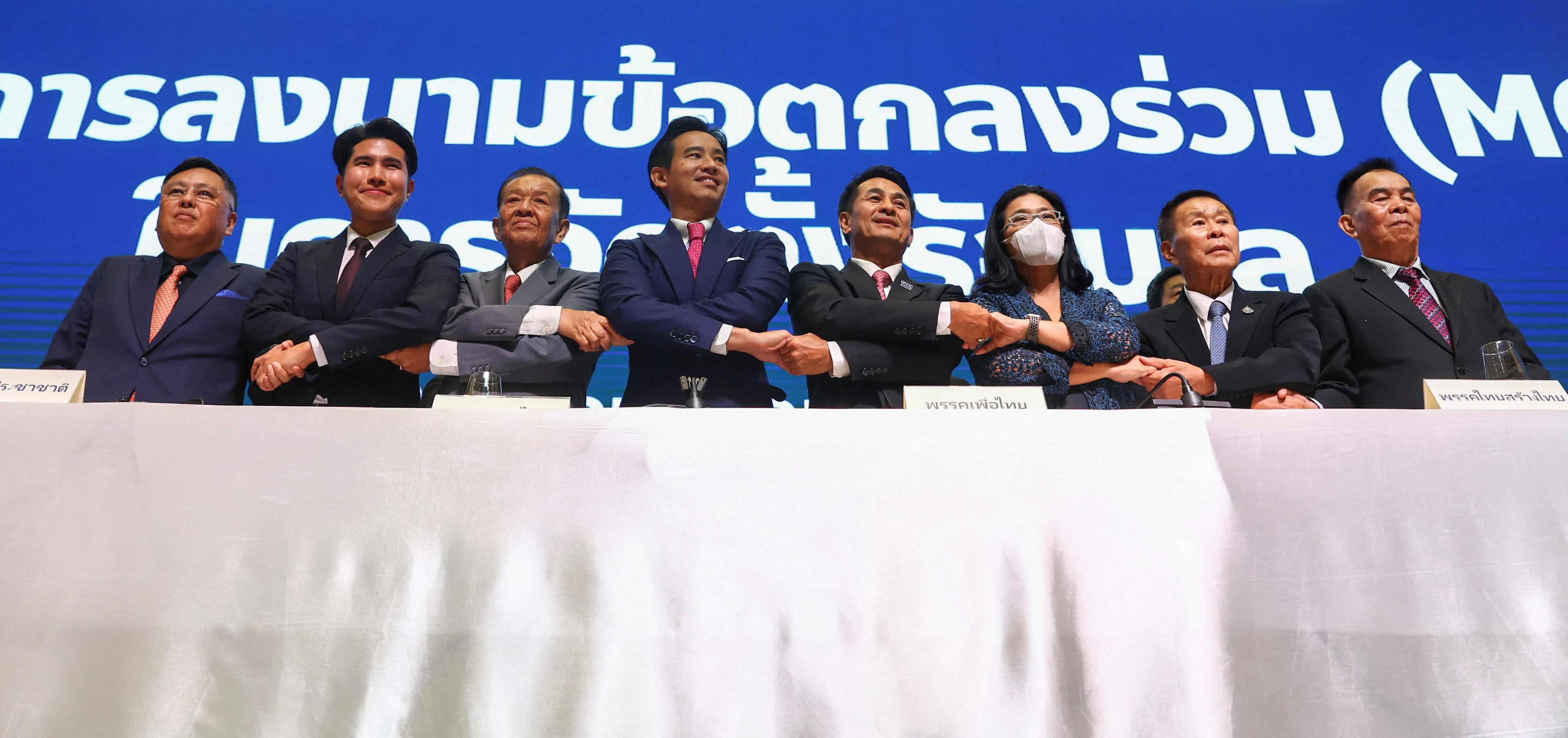 Pemimpin Parti Move Forward, Pita Limjaroenrat, berpegangan tangan dengan pemimpin parti gabungan sewaktu sidang media bagi mengumumkan kerjasama parti itu dengan sekutunya di Bangkok, Thailand, 22 Mei. Gambar: Reuters