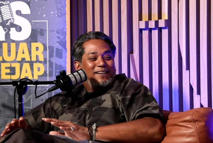 Bekas menteri kesihatan Khairy Jamaluddin bercakap semasa podcast yang dihoskan bersama dengan bekas ketua penerangan Umno Shahril Hamdan.