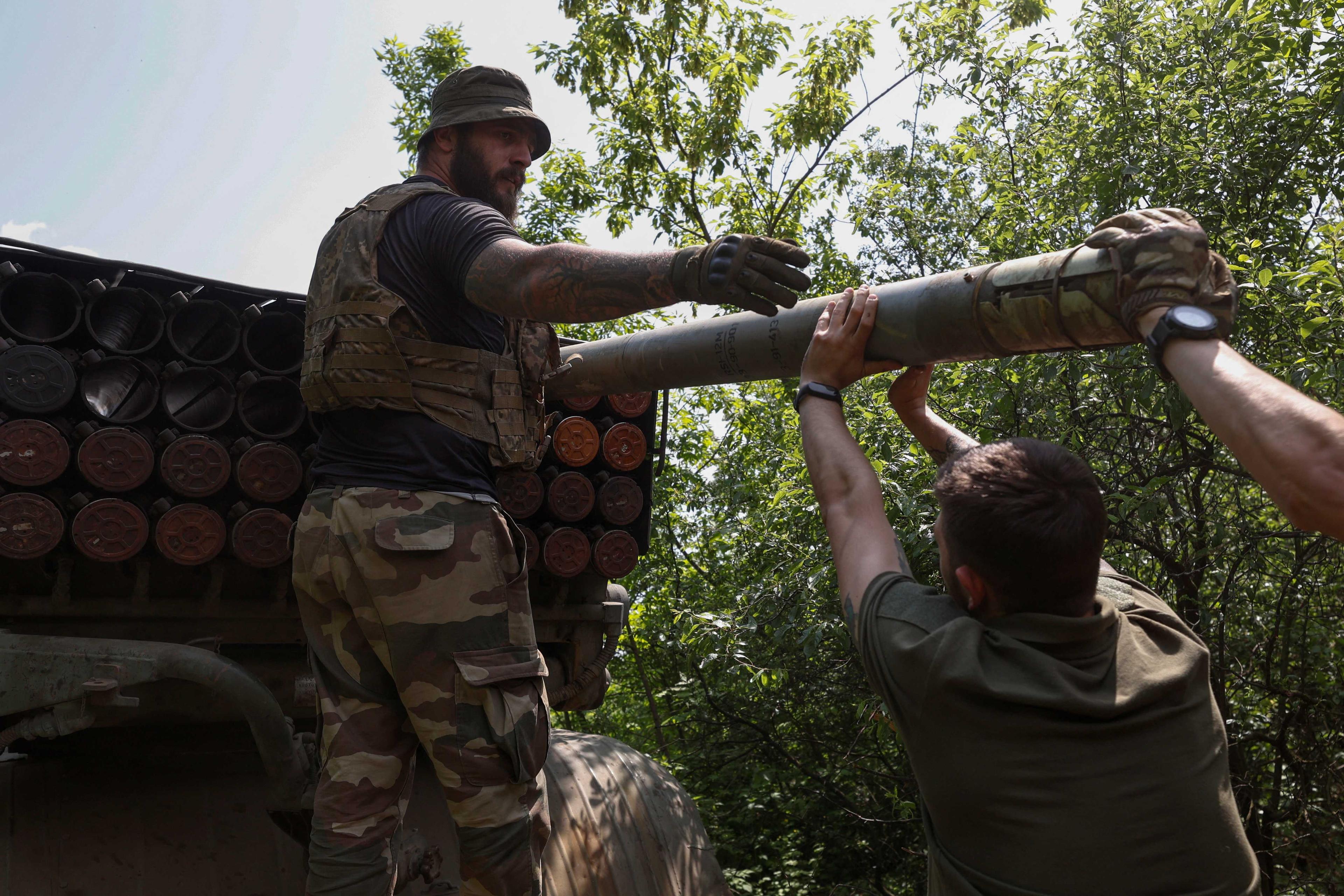 Ukrainian servicemen load a rocket to a BM-21 Grad multiple launch system, amid Russia's attack on Ukraine, near the frontline town of Bakhmut, Ukraine May 19. Photo: Reuters