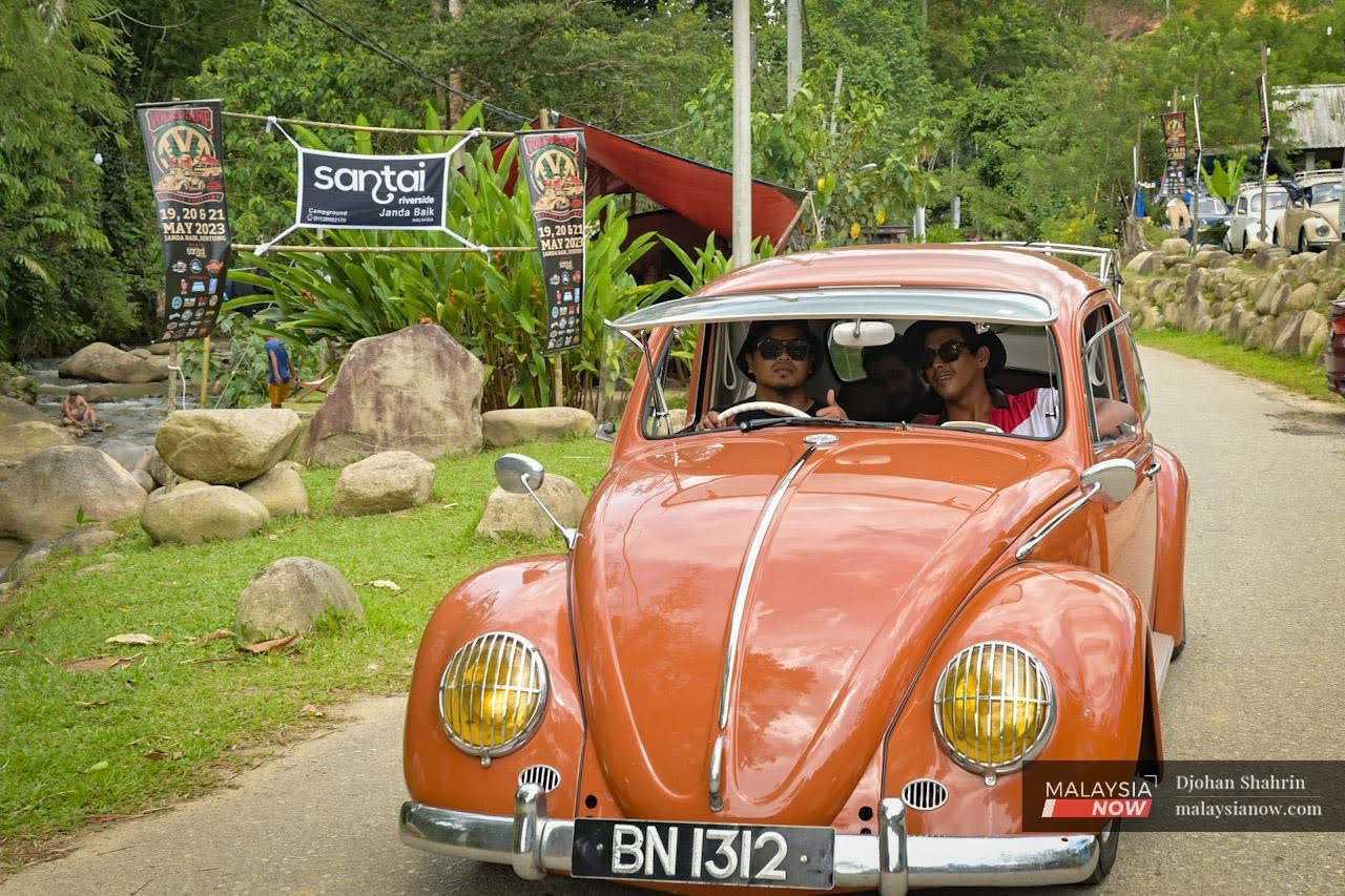 Some of them bring a modified Beetle for a spin around the Janda Baik area. 