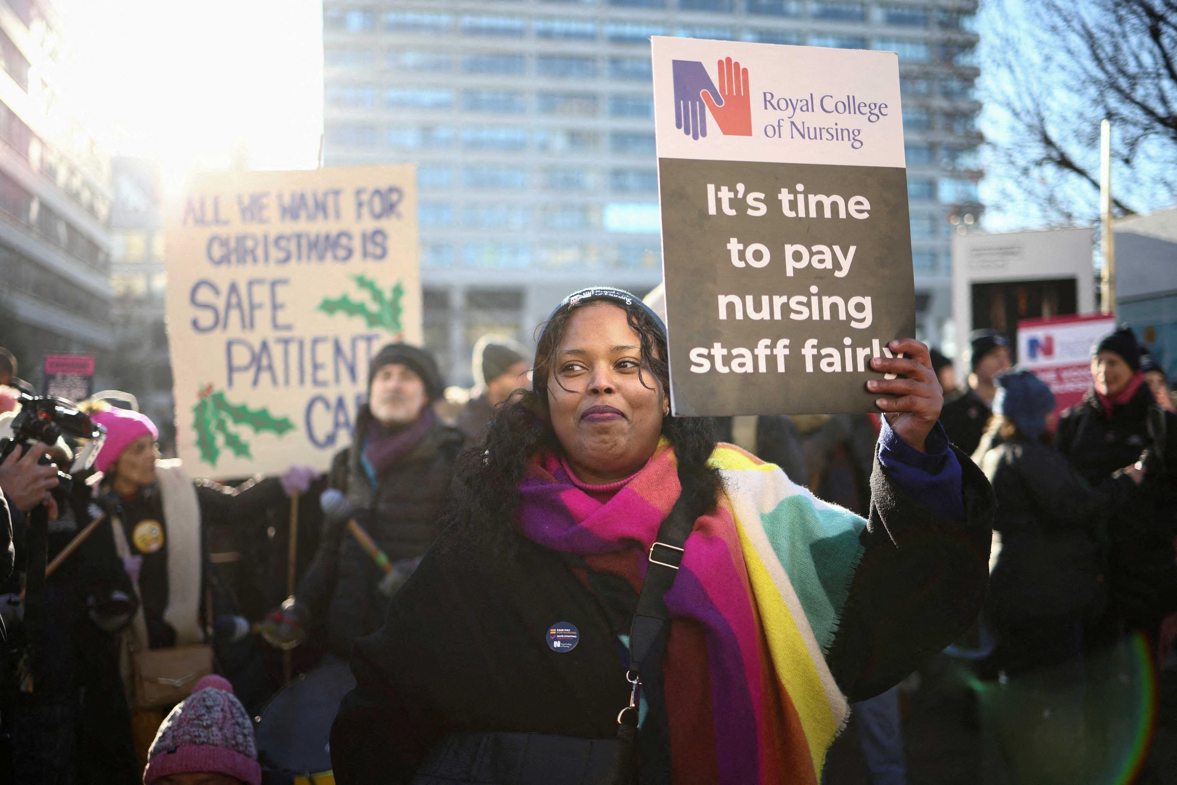 NHS nurses hold placards during a strike, amid a dispute with the government over pay, outside St Thomas' Hospital in London, Britain Dec 15, 2022. Photo: Reuters