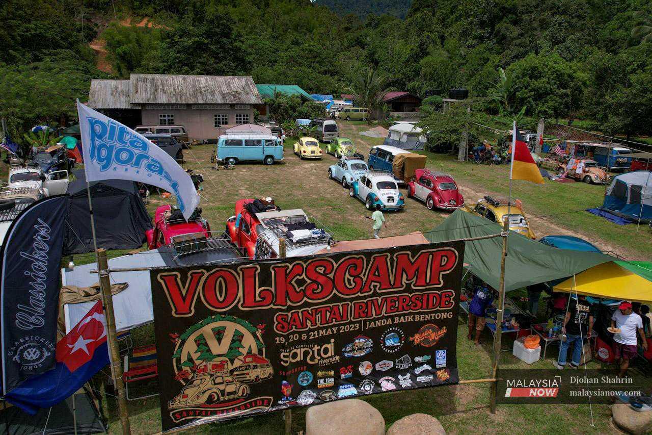 Para peserta Volkscamp mula berkumpul dalam acara yang menghimpunkan kira-kira 130 pemilik Volkswagen di tapak perkhemahan Santai Riverside di Janda Baik, Bentong di Pahang baru-baru ini.