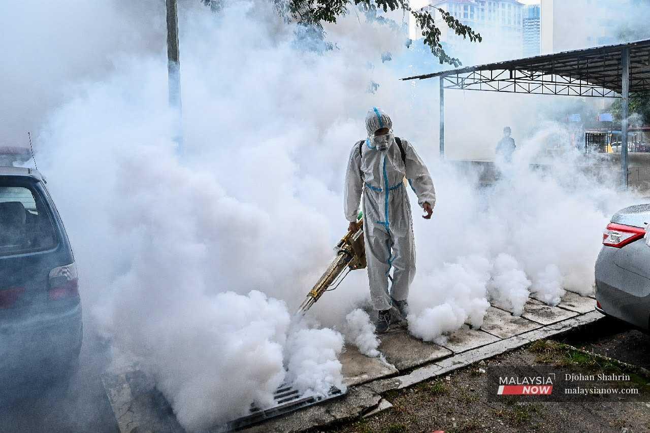 Sukarelawan membuat semburan pembasmi nyamuk Aedes di kawasan flat PPR Pudu Ulu, 13 November 2020.