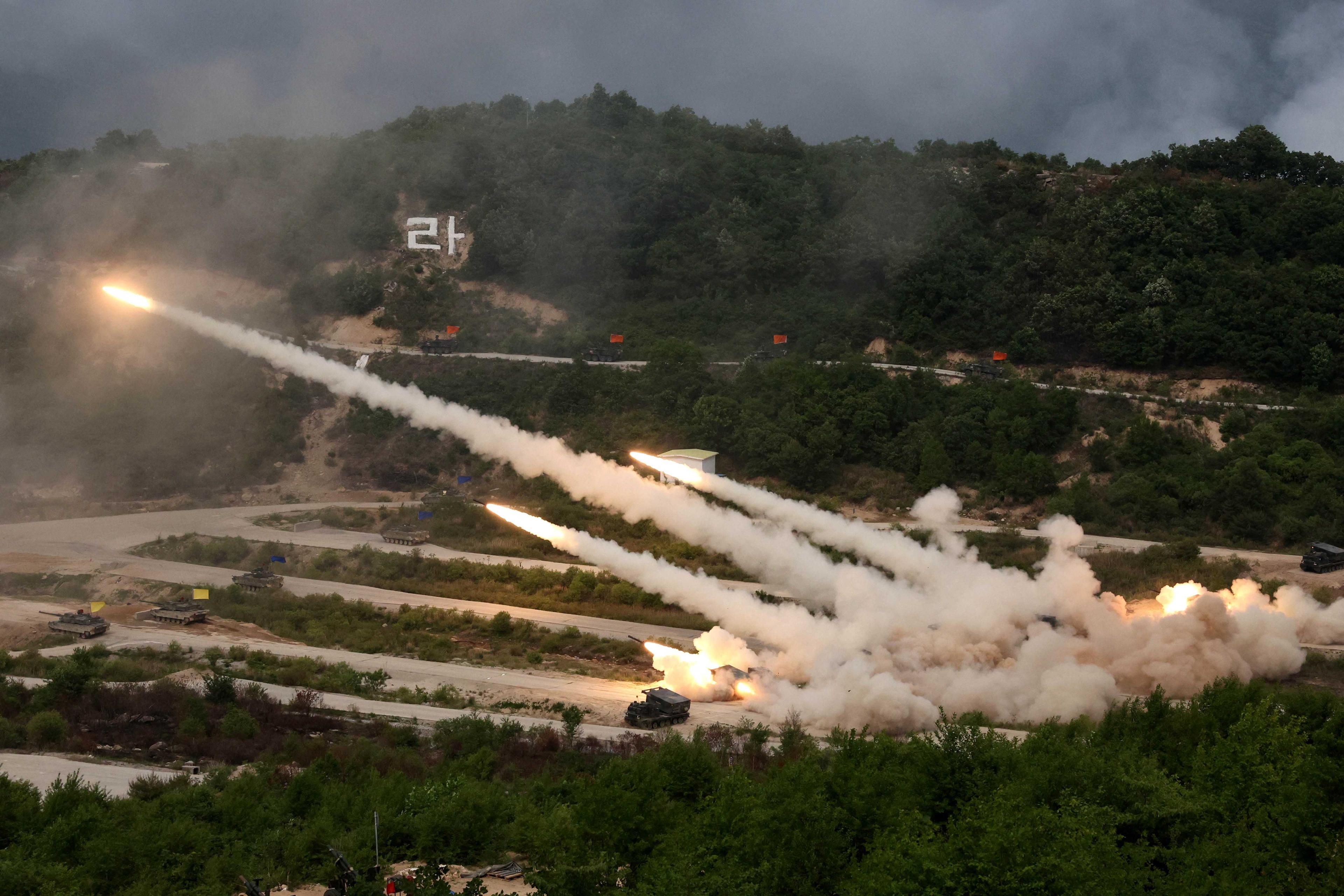 Sistem roket pelancar berganda milik tentera Korea Selatan melepaskan roket semasa latihan ketenteraan bersama tentera AS di Padang Latihan Seungjin di Pocheon, Korea Selatan 25 Mei. Gambar: Reuters