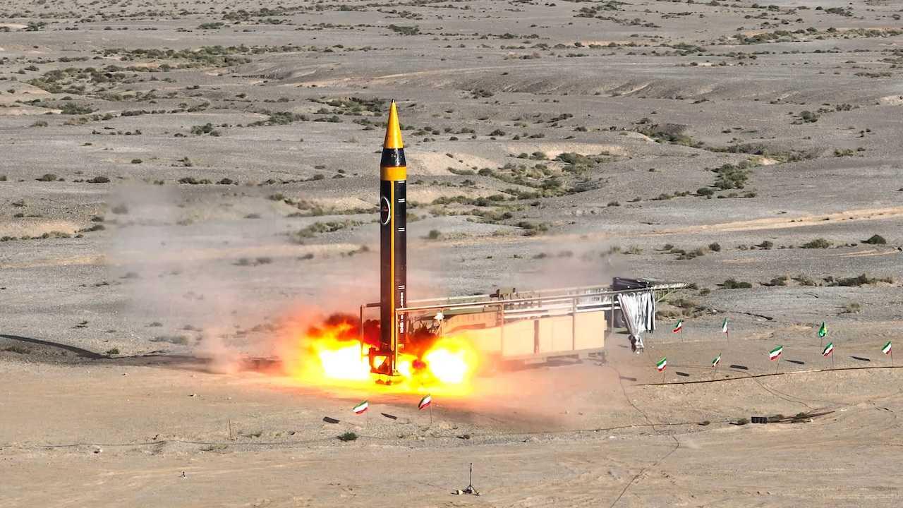 Peluru berpandu balistik Khorramshahr generasi ke-4 baharu yang dipanggil Khaibar dengan jarak 2,000km dilancarkan di lokasi yang tidak didedahkan di Iran, 25 Mei. Gambar: Reuters