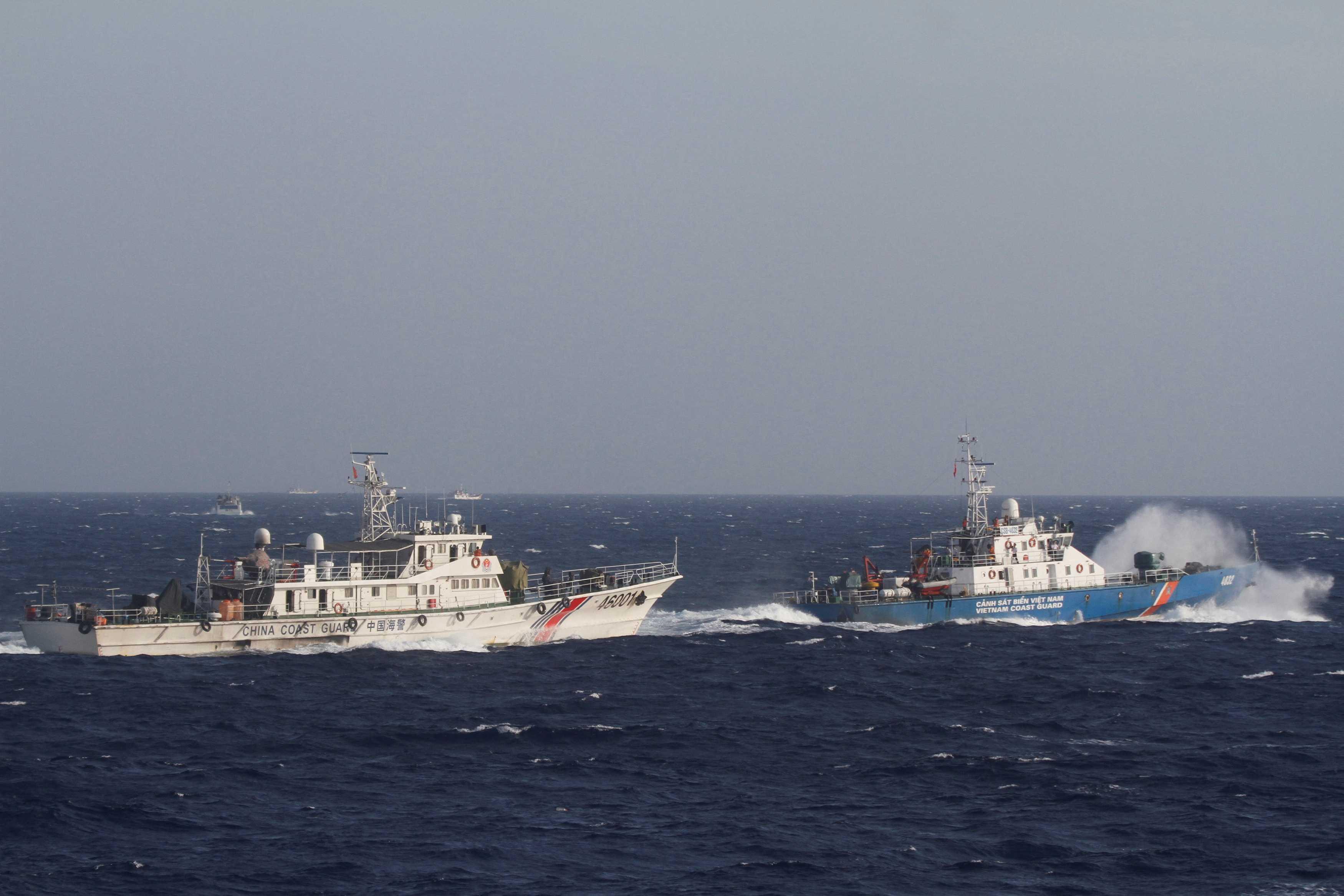 Sebuah kapal Pengawal Marin Vietnam dilihat berhampiran kapal Pengawal Pantai China di Laut China Selatan, kira-kira 210km dari pantai Vietnam 14 Mei 2014. Gambar: Reuters