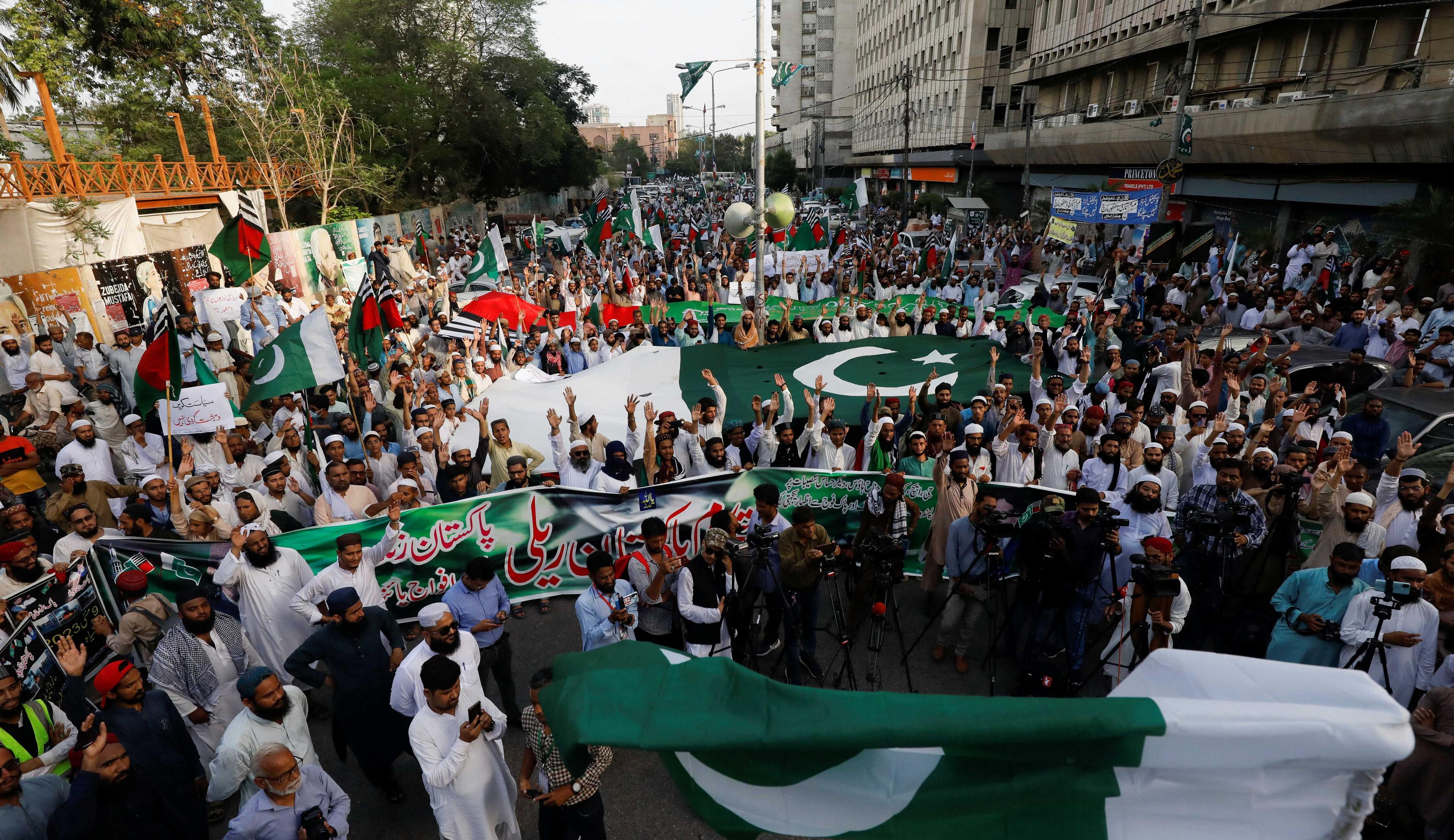 Supporters carry flags in support of the Pakistan's Armed Forces, and condemn the attacks on government and army buildings by the supporters of Pakistan's former prime minister Imran Khan on May 9, during a rally in Karachi, Pakistan May 19. Photo: Reuters