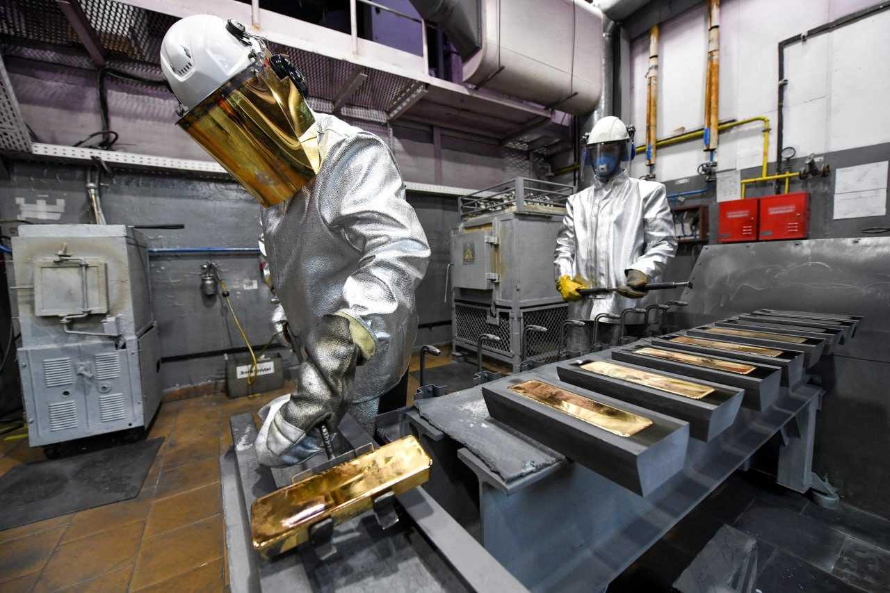 Employees cast ingots of 99.99% pure gold during production at Krastsvetmet precious metals plant in the Siberian city of Krasnoyarsk, Russia, Jan 31. Photo: Reuters