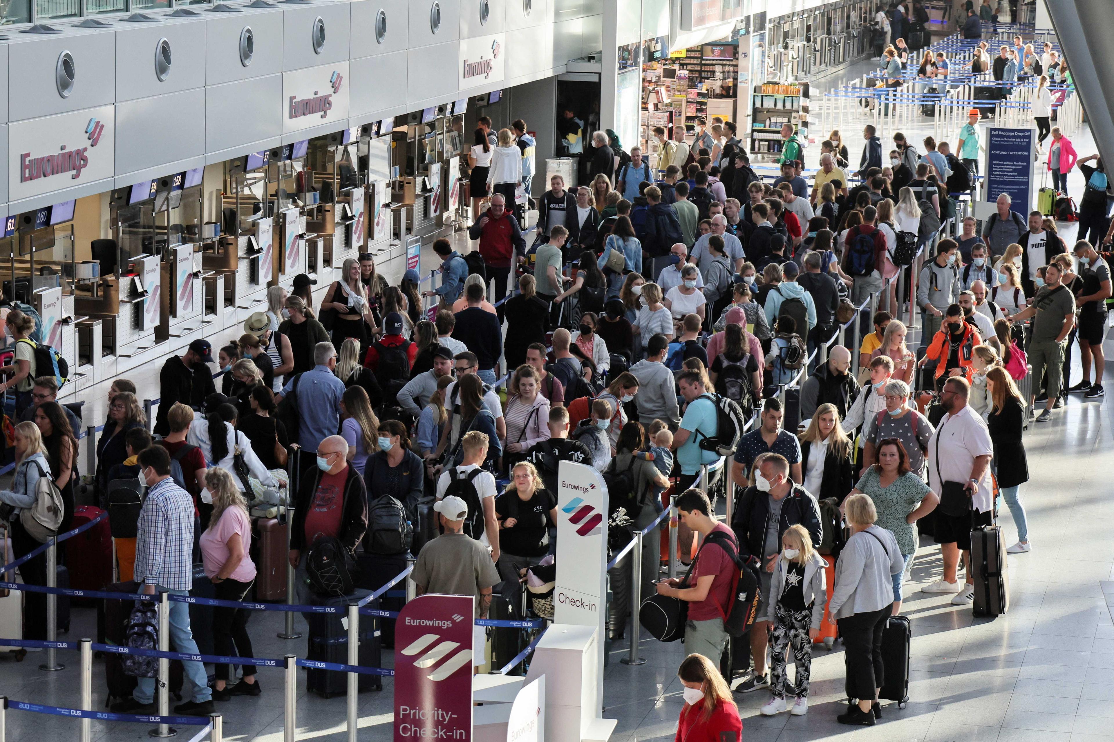 Passengers queue at Duesseldorf Airport, in Duesseldorf, Germany July 27, 2022. Photo: Reuters