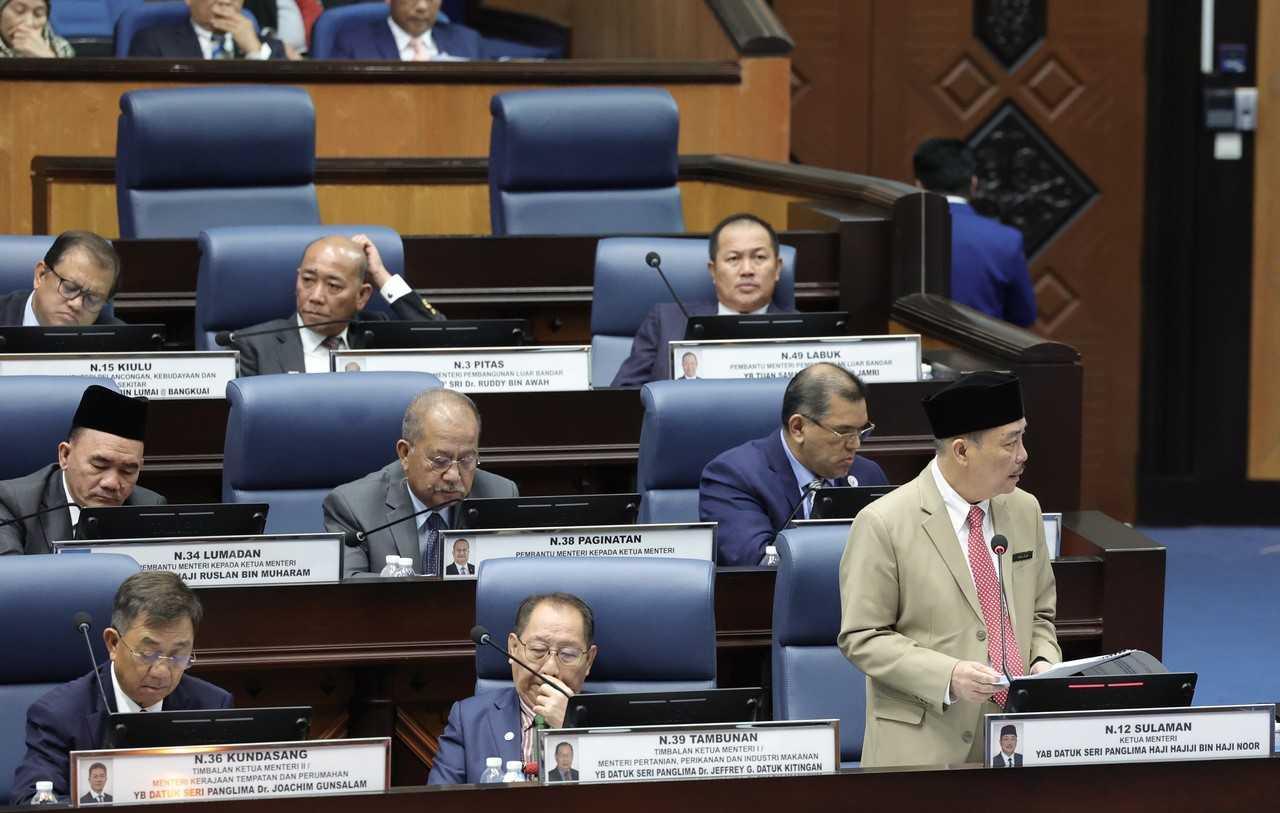 Ketua Menteri Sabah Hajiji Noor ketika membentangkan Rang Undang-undang antilompat parti di Dewan Undangan Negeri Sabah semalam. Gambar: Bernama