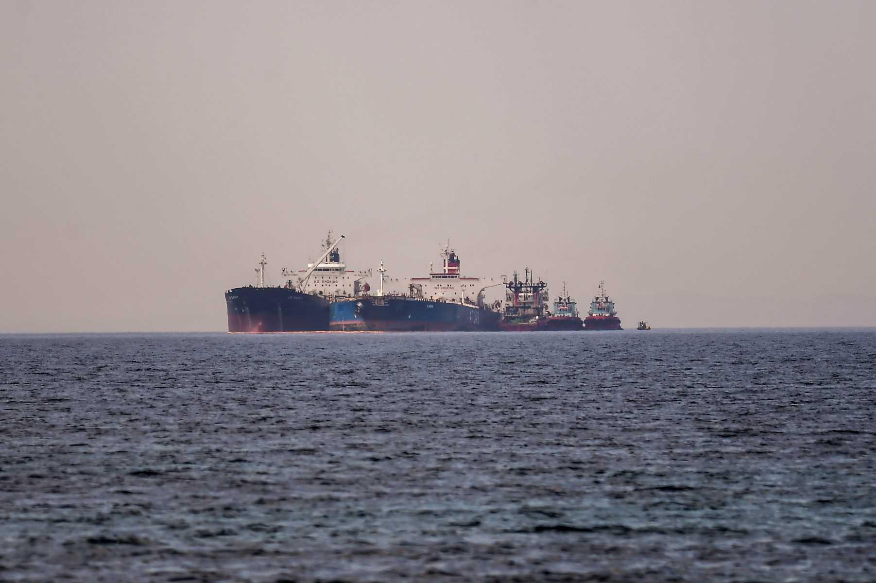 The Liberian-flagged oil tanker Ice Energy (left) transfers crude oil from the Russian-flagged oil tanker Lana (right) (former Pegas), off the shore of Karystos, on the Island of Evia, on May 29, 2022. Photo: Reuters
