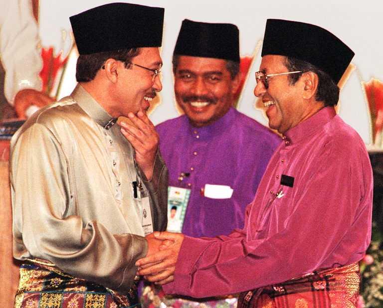 Timbalan perdana menteri ketika itu, Anwar Ibrahim (kiri) bersalaman dengan Perdana Menteri Dr Mahathir Mohamad selepas perasmian Perhimpunan Agung Umno di Kuala Lumpur, 5 September 1997. Gambar: AFP