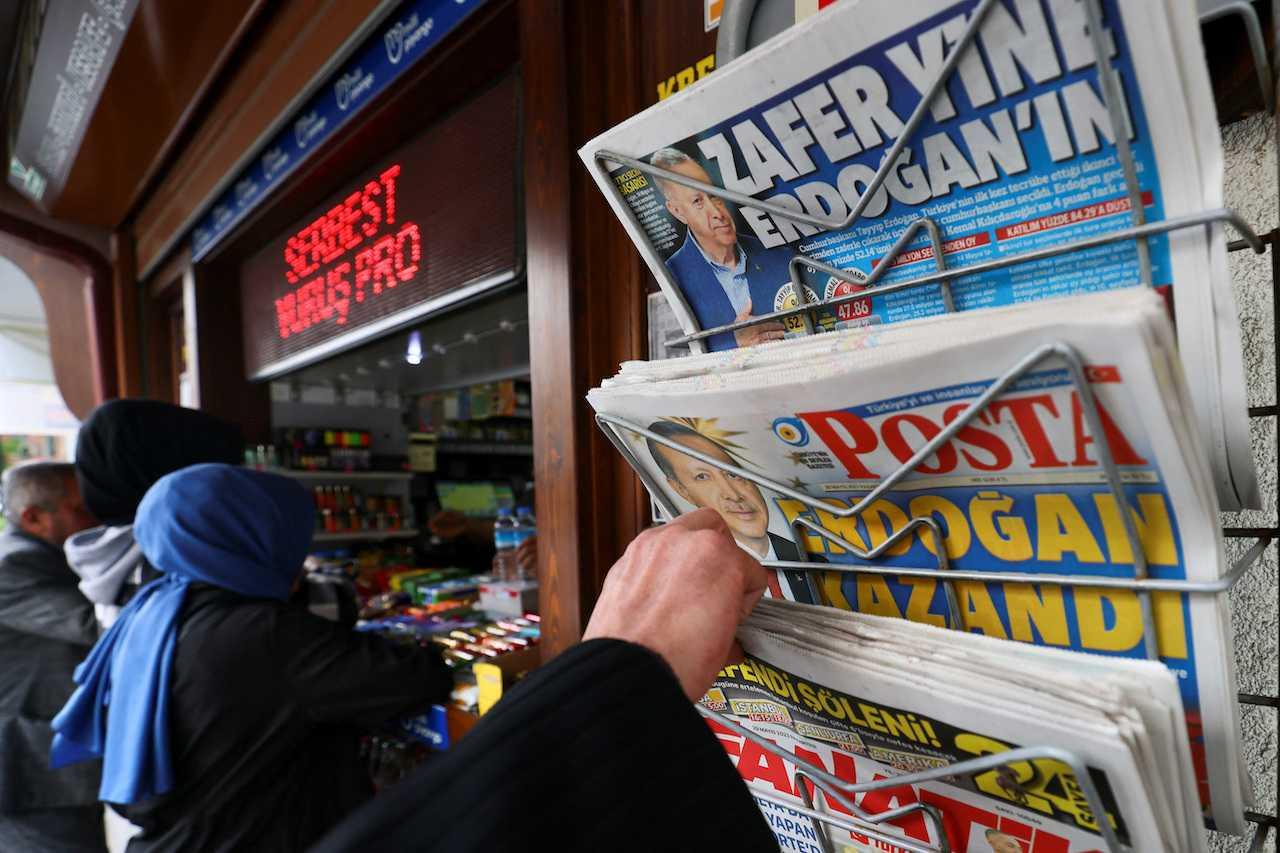 A person picks a newspaper at a shop, following the results of the second round of the presidential election, in Ankara, Turkey, May 29. Photo: Reuters