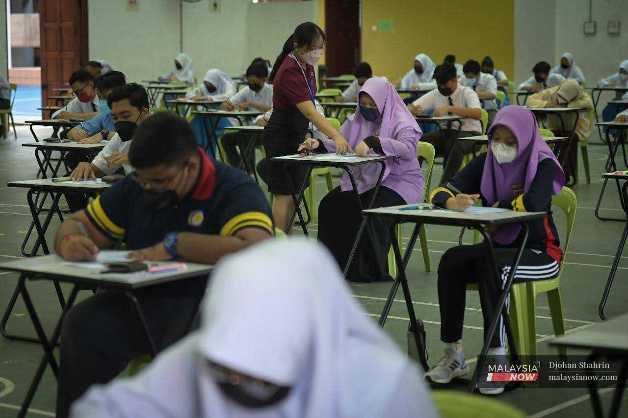 Gambar fail calon SPM menduduki kertas pertama mereka di SMK Sentul Utama di Kuala Lumpur.