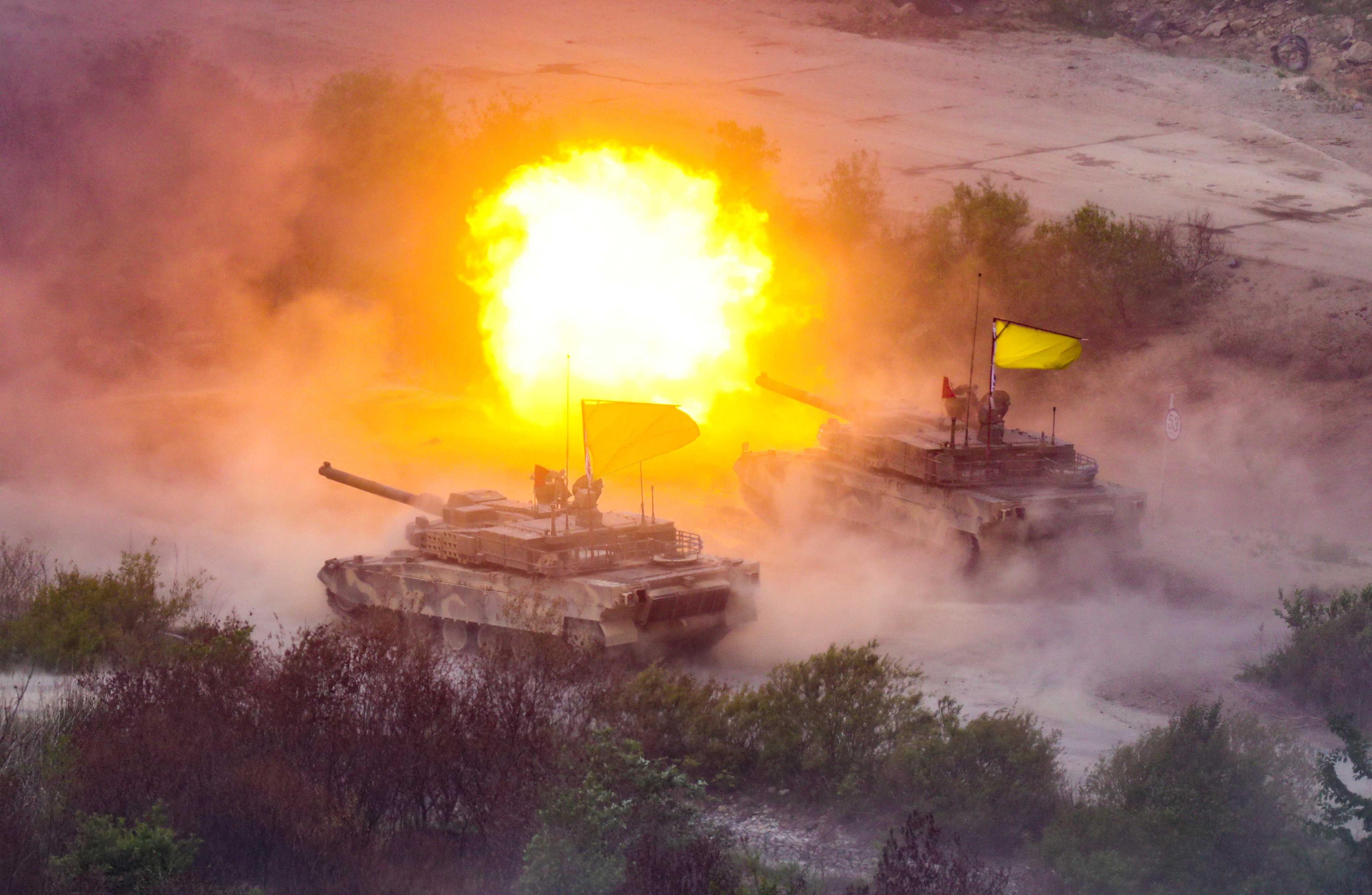 The South Korean army's K-2 tanks fire during South Korea-US joint military drills at Seungjin Fire Training Field in Pocheon, South Korea May 25. Photo: Reuters