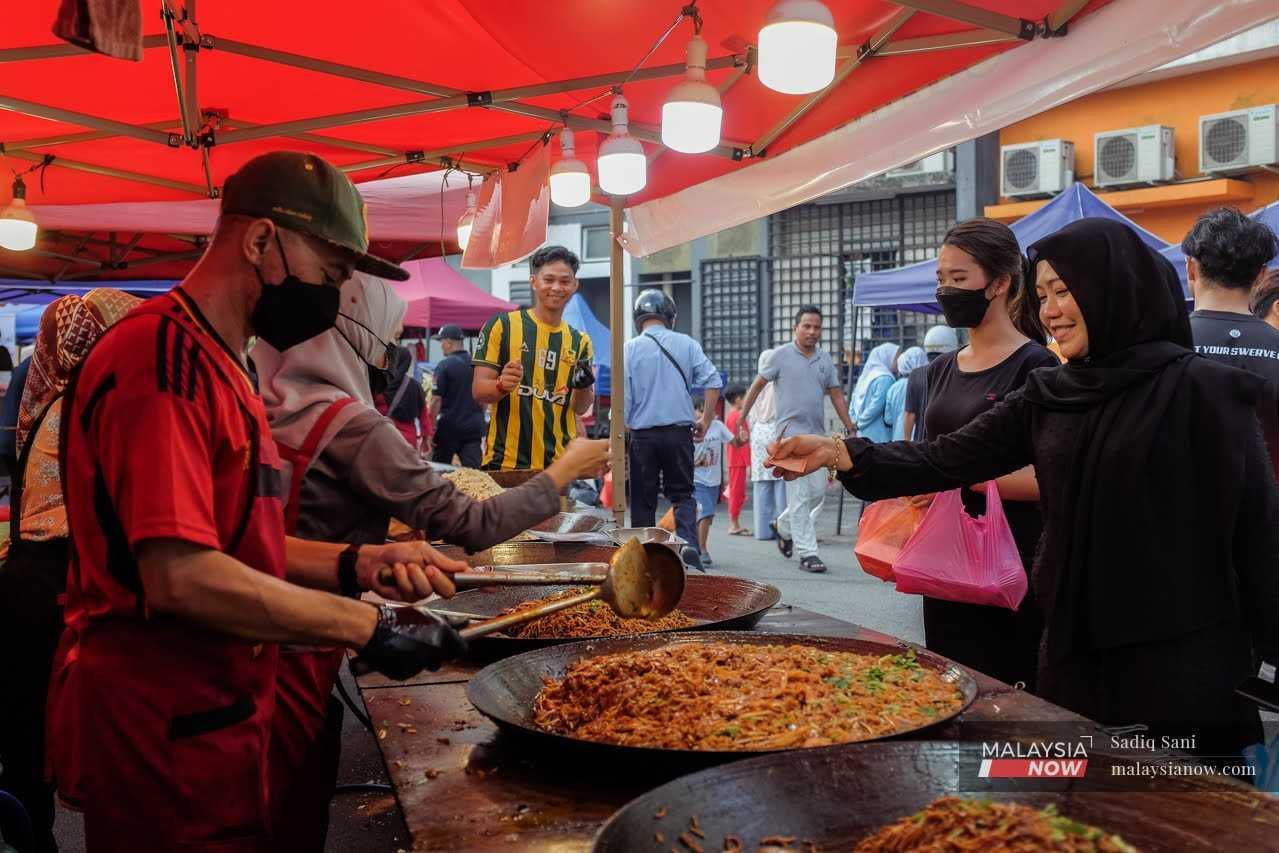 Pemakaian pelitup muka ketika di tempat awam adalah digalakkan terutama mereka yang bergejala, kata Menteri Kesihatan Dr Zaliha Mustafa .