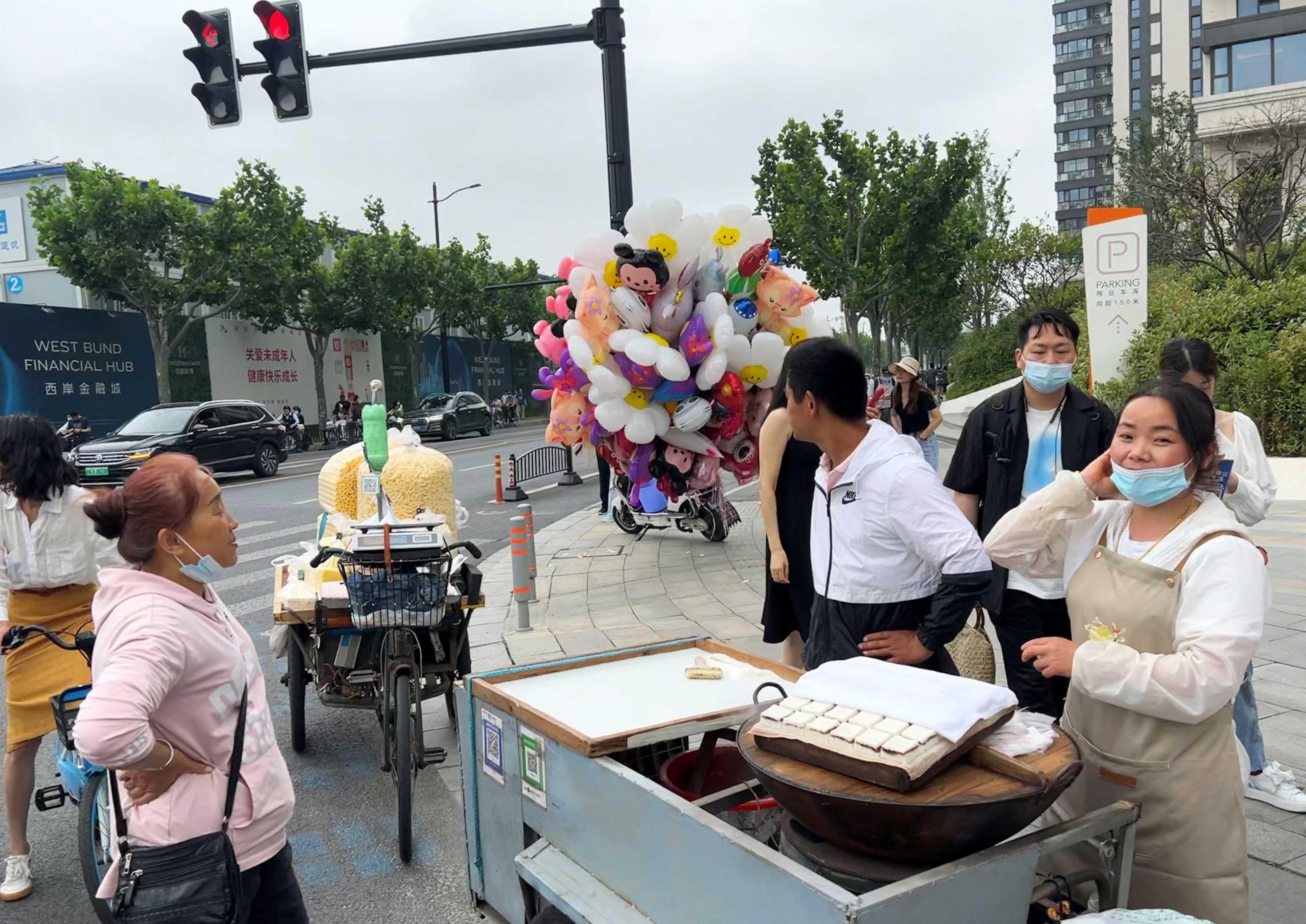 2023-05-30T010312Z_1094673443_RC2181A390NQ_RTRMADP_3_CHINA-ECONOMY-HAWKERS