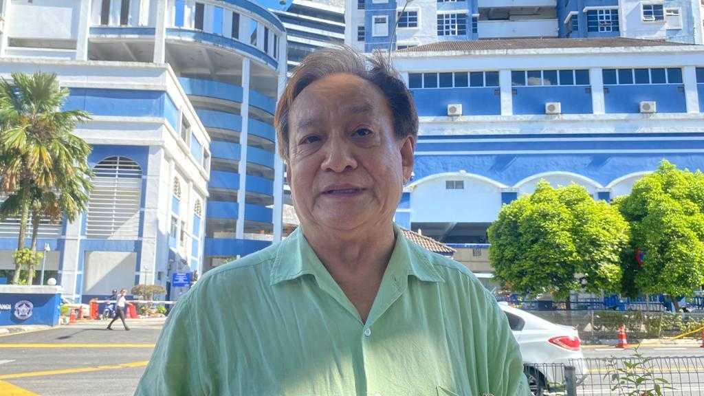 Bekas Pengerusi Tourism Malaysia, Wee Choo Keong bercakap kepada media di hadapan Ibu Pejabat Polis Daerah Dang Wangi di Kuala Lumpur.