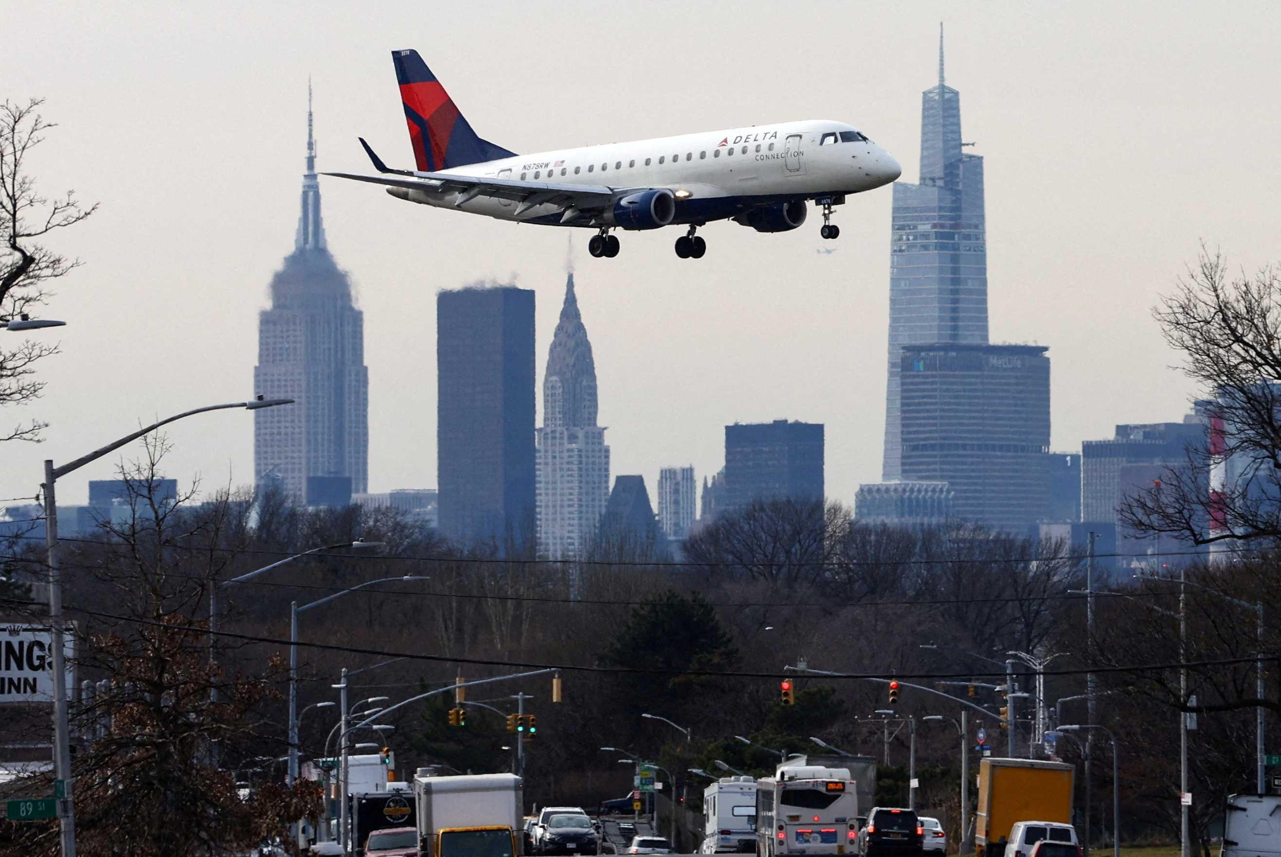Sebuah pesawat Delta Airlines mendarat di hadapan Empire State Building dan latar langit Manhattan selepas penerbangan sebelum ini dihentikan semasa gangguan sistem FAA di Lapangan Terbang Laguardia, di New York, AS, 11 Januari. Gambar: Reuters