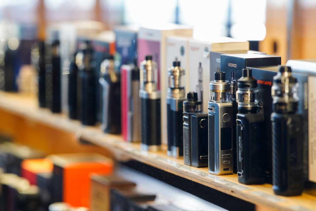 Rokok elektronik disusun di dalam kabinet di kedai vape, 2 Mei ini. Gambar: Reuters