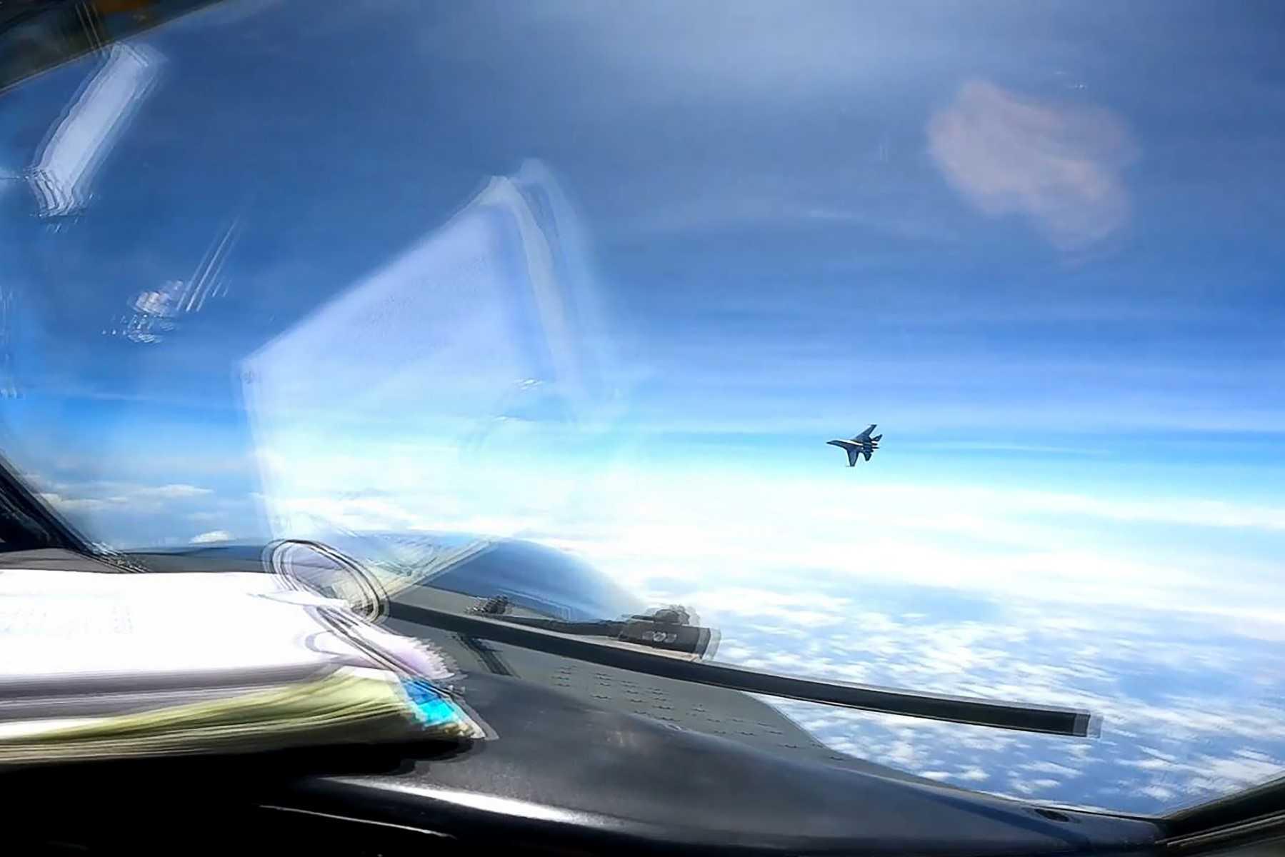 This screen grab from a video taken on May 26 and released on May 30 by the US Indo-Pacific Command shows a J-16 fighter pilot from China flying in front of the nose of a US Air Force RC-135 aircraft over the South China Sea in international airspace. Photo: AFP