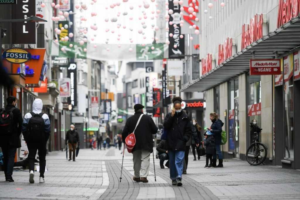 Orang ramai berjalan melalui kawasan pejalan kaki di Cologne, barat Jerman pada 4 Januari 2021 di tengah-tengah penularan pandemik Covid-19. Gambar: AFP
