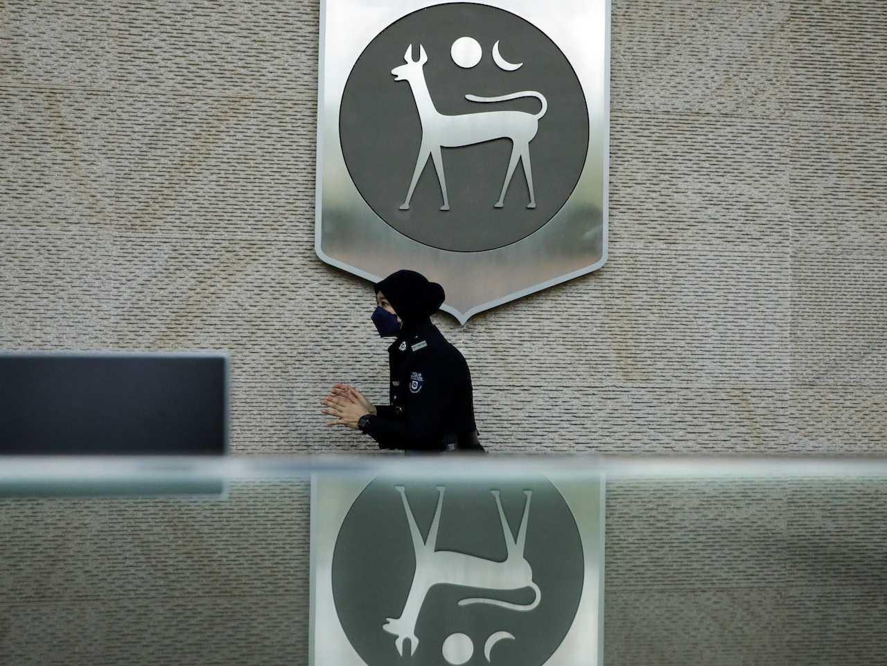 A security officer walks past a Bank Negara Malaysia logo at the central bank in Kuala Lumpur. Photo: Reuters
