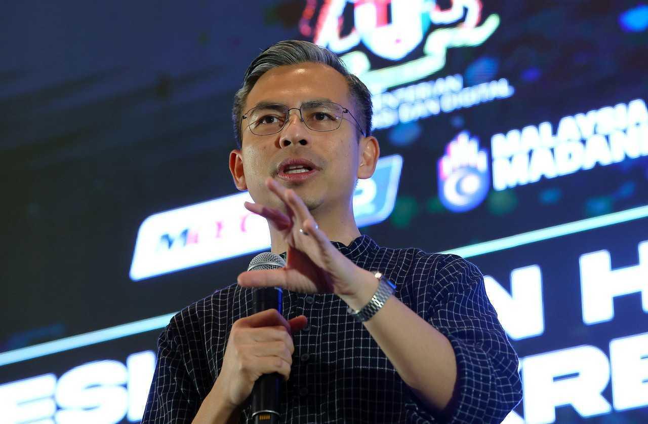 Menteri Komunikasi dan Digital Fahmi Fadzil berucap pada satu majlis di Cyberjaya, 17 April. Gambar: Bernama