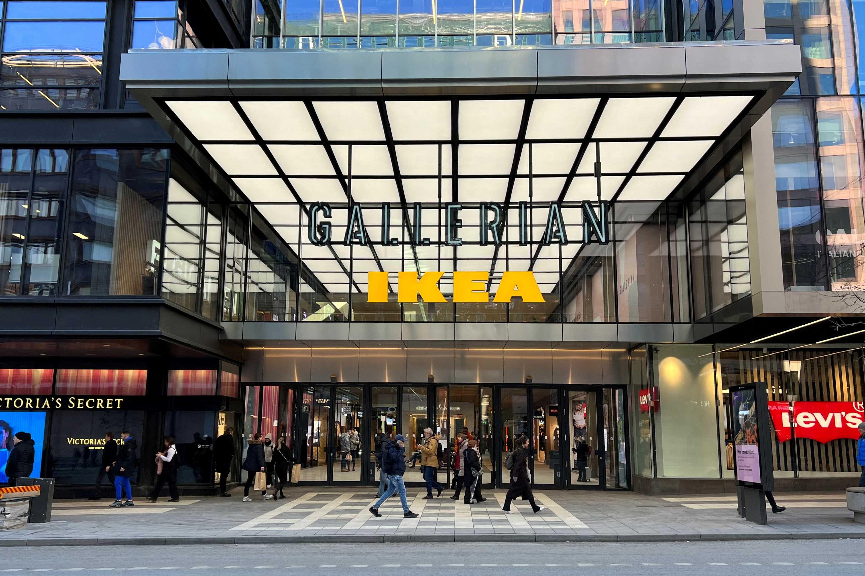 Pemandangan pintu masuk pusat beli-belah Gallerian yang turut menempatkan kedai Ikea di Stockholm, Sweden 10 Februari. Gambar: Reuters