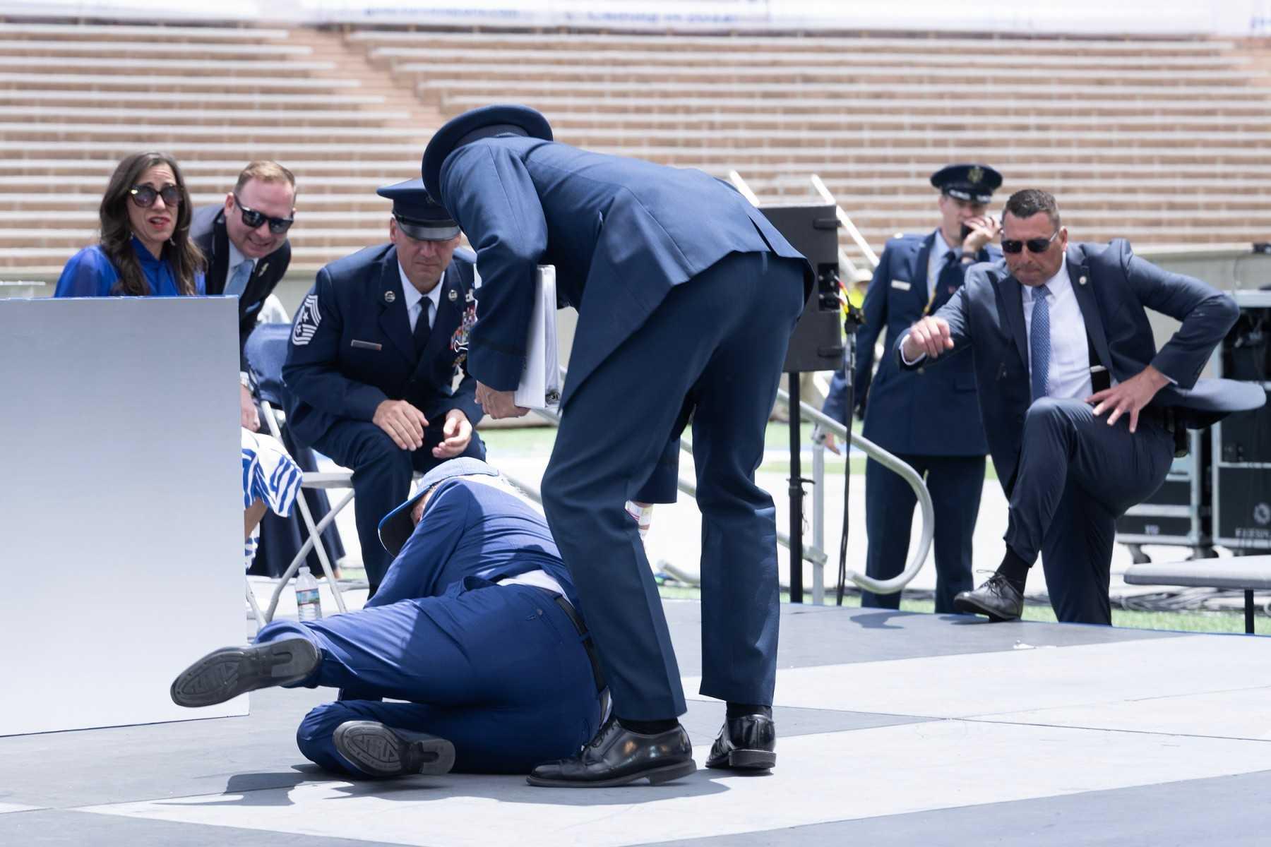 Presiden AS Joe Biden tersungkur semasa majlis graduasi di Akademi Tentera Udara AS di El Paso County, Colorado, 1 Jun. Gambar: AFP