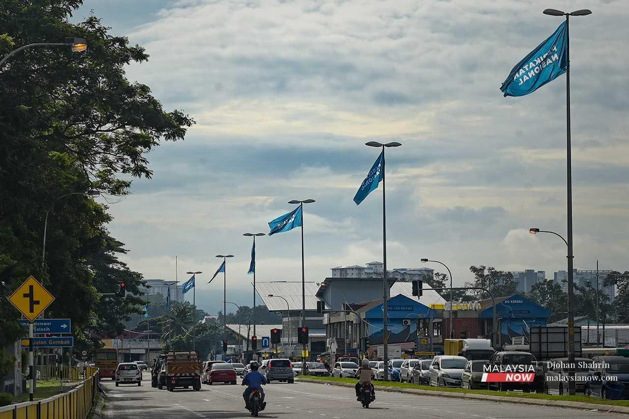 Perikatan Nasional flags fly along Jalan Batu Caves in Selangor ahead of the 15th general election on Oct 31, 2022. 
