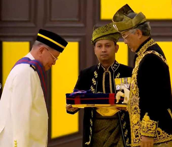 Veteran DAP Lim Kit Siang menerima Darjah Kebesaran Panglima Setia Mahkota yang membawa gelaran 'Tan Sri'.